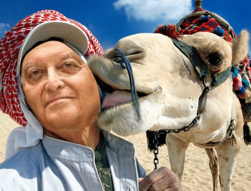 השופט סלים ג'ובראן מקבל נשיקה לוהטת מהגמל בחצר ביתו