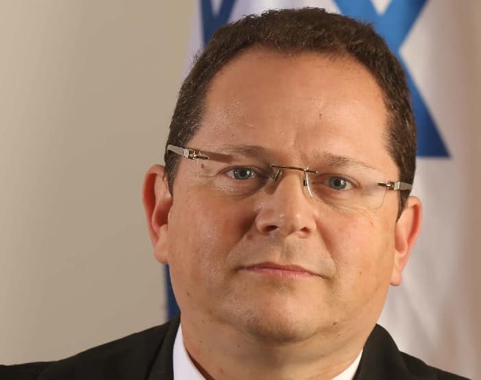 אפרים צ'יזיק שופט שמשחק אותה רחום וחנון בשיקום כלכליאבל תוקע למסכנים צווי תשלום עושק