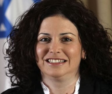 השופטת רננה גלפז מוקדי מייללת שהנהלת בתי המשפט רוצה לצמצם לה פנסיה חזירית