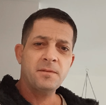 יוני כהן טוחן פמיניסטיות לארוחת בוקר