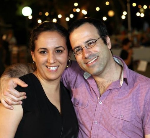 שרית עבדיאן מוחפצת מינית מאפשרת לנציג הפטריאכיה לגעת בכתף שלה