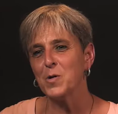 אילנה ירושלמי תופרת חליפות מוות פמיניסטיות