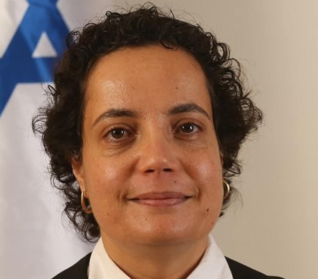 ענת חולתא השופטת הפמיניסטית והעצלנית יזמה מרד נגד אלון גביזון
