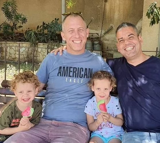 רונן שור מתלמידיה של השופטת עינת רון עם בן זוגתו טל שמור