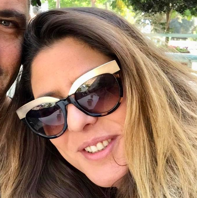 לי קוסטיקה נזרי מחפשת מזונות בבתי קברות לנשים סחטניות