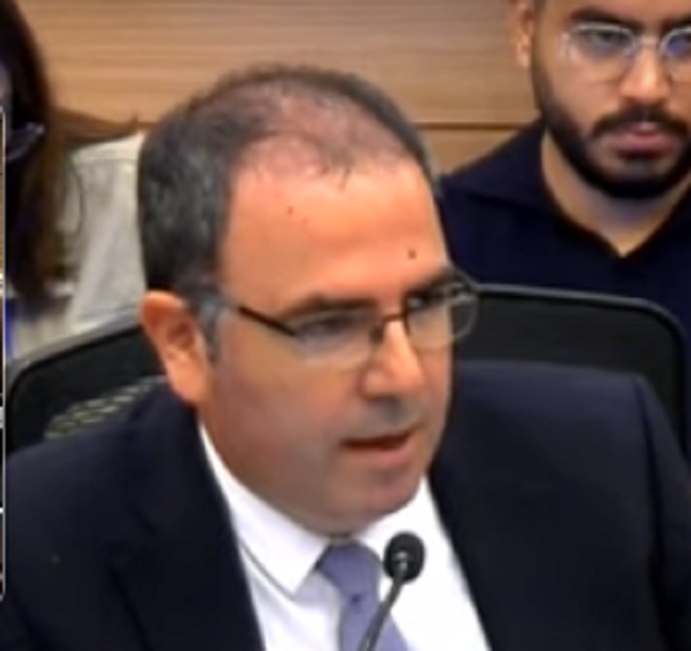 גיל לימון פרצוף תחת חמוץ כמו לימון
