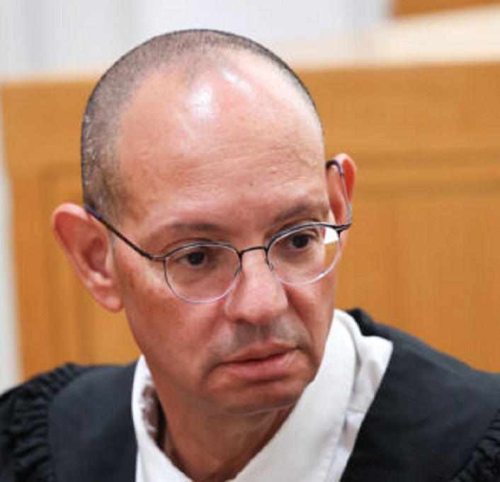 ענר הלמן כותב מגילות וחירטוטים ששוים לתחת