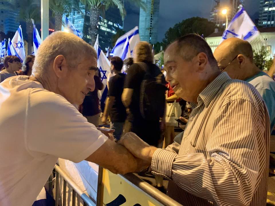 אמנון אברמוביץ עם אייל יפה לפני חרבות ברזל