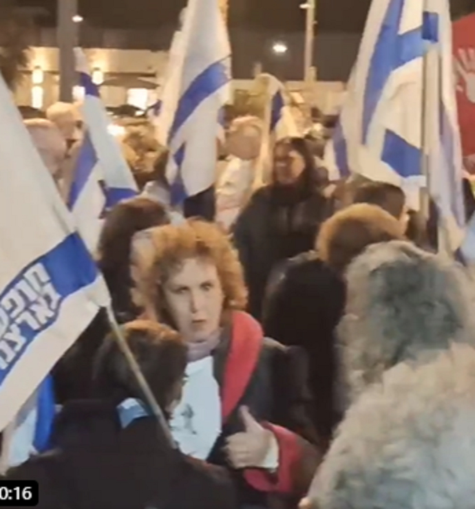 לוחמת כיפור בהפגנה בקיסריה נגד ביבי אתה אשם