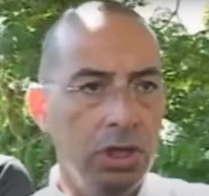שי שורר סנגור שמתקפל בעליון כמו עלה נידף ברוח