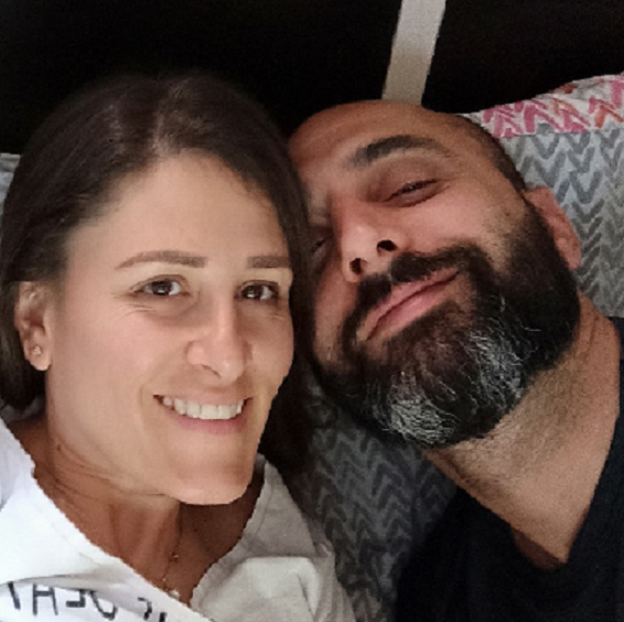 לילך קוטנר עם רון קוטנר ציידת אספקה של בירה קורונה לקטינים