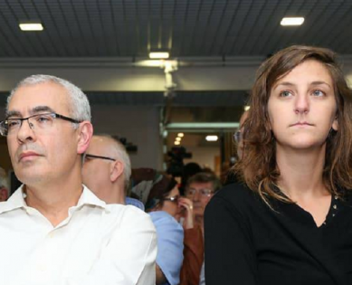 עופר גרוסקופף מסתובב בכנסים עם פיגורה נשית מסתורית