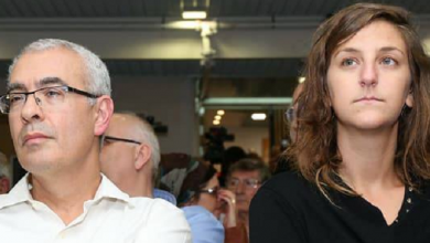 עופר גרוסקופף מסתובב בכנסים עם פיגורה נשית מסתורית