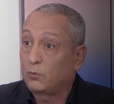 ניר חפץ לגם מיץ כוס של קרן סידקובסקי