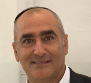 אפריים אבן צדק סחטן גברים מדופלם סוגד לווגינות ופמיניסט