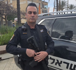 יוני ג'ורנו יונטלה ג'ורנטלה בתחפושת שוטר לפורים