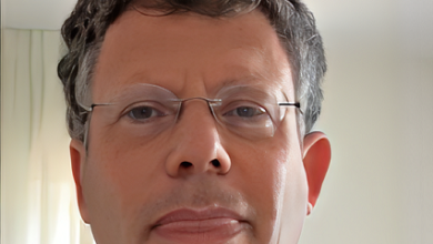 יצחק עמית מוציא לשון לכל הימניים והכהניסטים