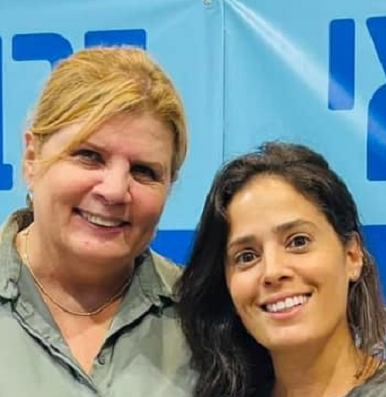 עדי עזוז עם אורנה ברביבאי לוגמות מיץ כוס זו לזו