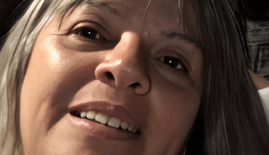 לילית כהן קרוכמל עובדת סוציאלית עושקת עם כוס משפריץ