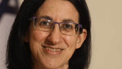 מרב בן ארי פסיכופטית מטורללת 2 מיליון של פיצוי על החדרת אצבעות בכוס