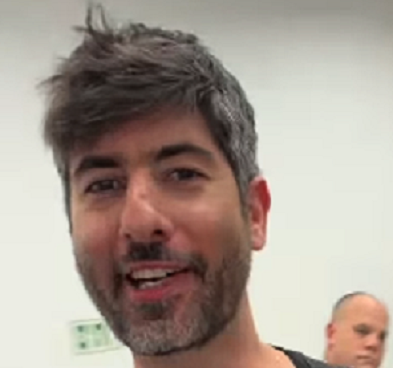 אלון גרין מנכל עומדים ביחד ומחכים לקבל זין של נוחבה