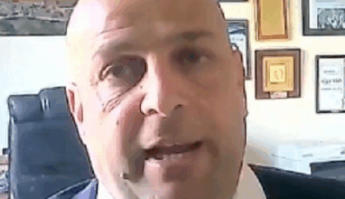 יורם סגי זקס מייעץ טלפונית לנחקרים לשתף פעולה וקובר אותם