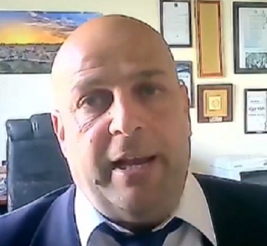 יורם סגי זקס מייעץ טלפונית לנחקרים לשתף פעולה וקובר אותם