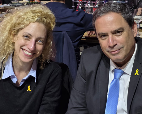 עמית בכר עם חתולת המין ורד זייטמן בלשכה