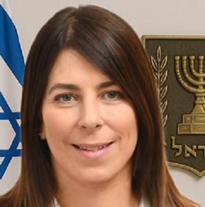 גלי רון פמיניסטית בצלמה של רבקה מקייס ומנגלה