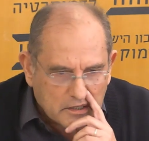 מרדכי קרמניצר מחפש קקי של נוחבה באף
